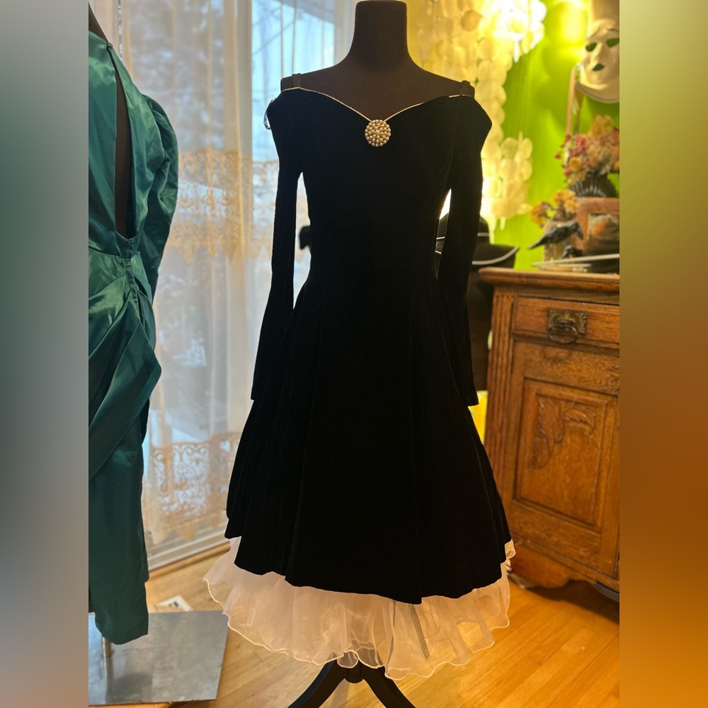Vintage Black Velvet Off-Shoulder Dress | Sweetheart Neckline | Pearl Medallion - Picture 9 of 12